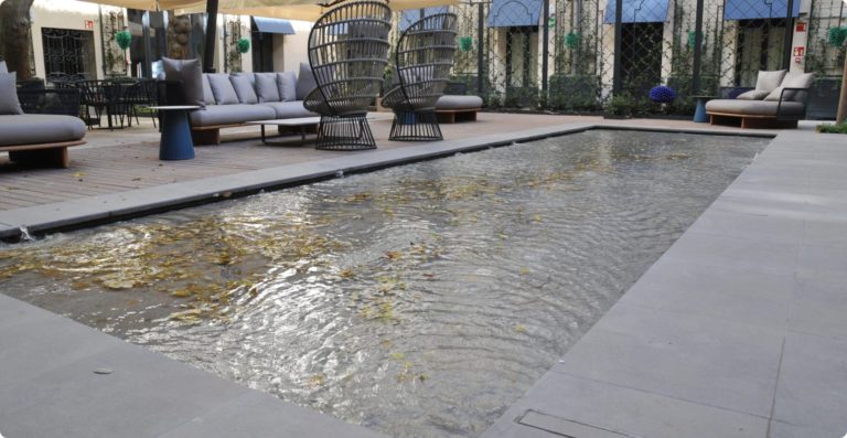 cubierta piscina en hotel